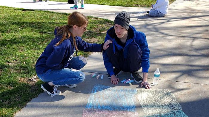 卡森 and Sydney at a sidewalk chalk event through <a href='http://6x.feilin588.com'>十大网投平台信誉排行榜</a>阿尔图纳分校’s student organization We Are Friends.